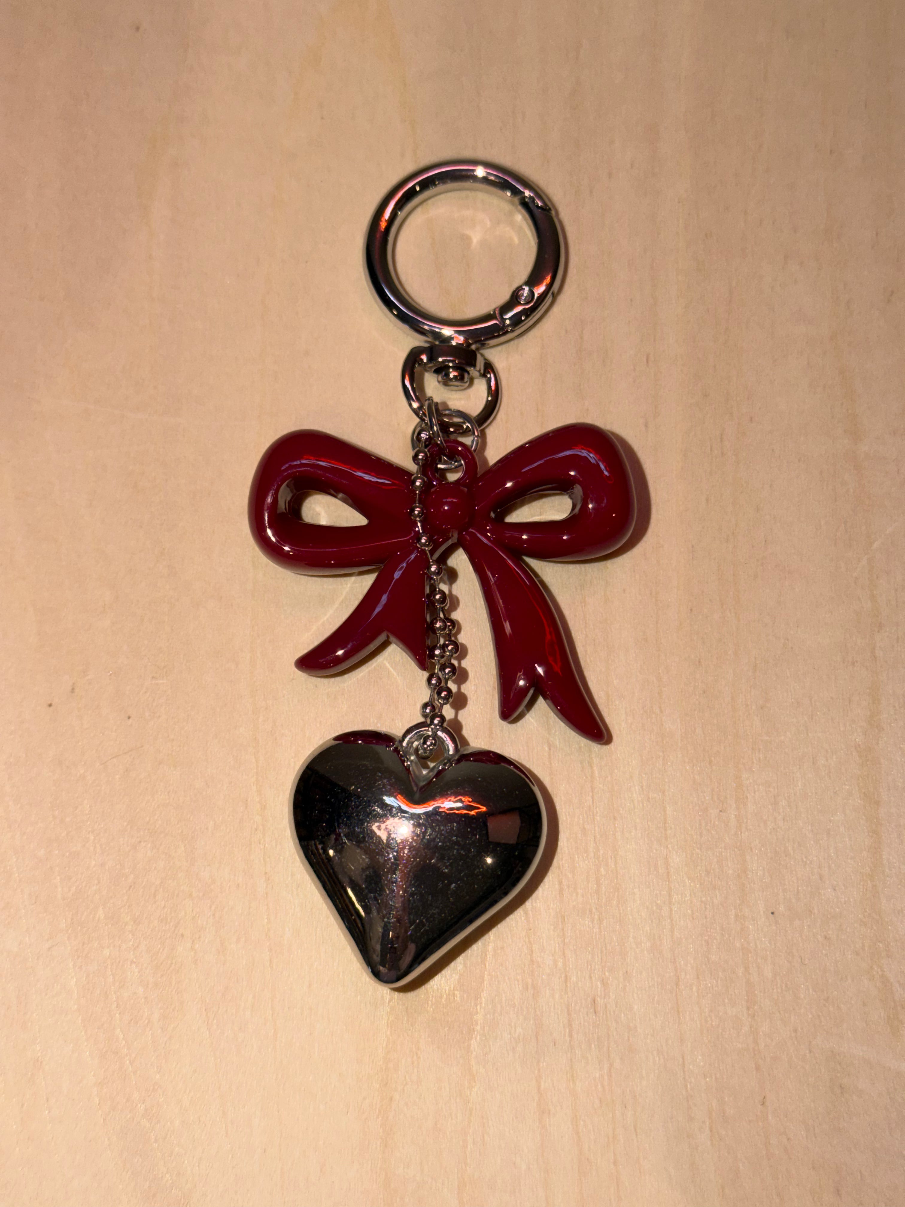 Sølvhjarte med raud sløyfe