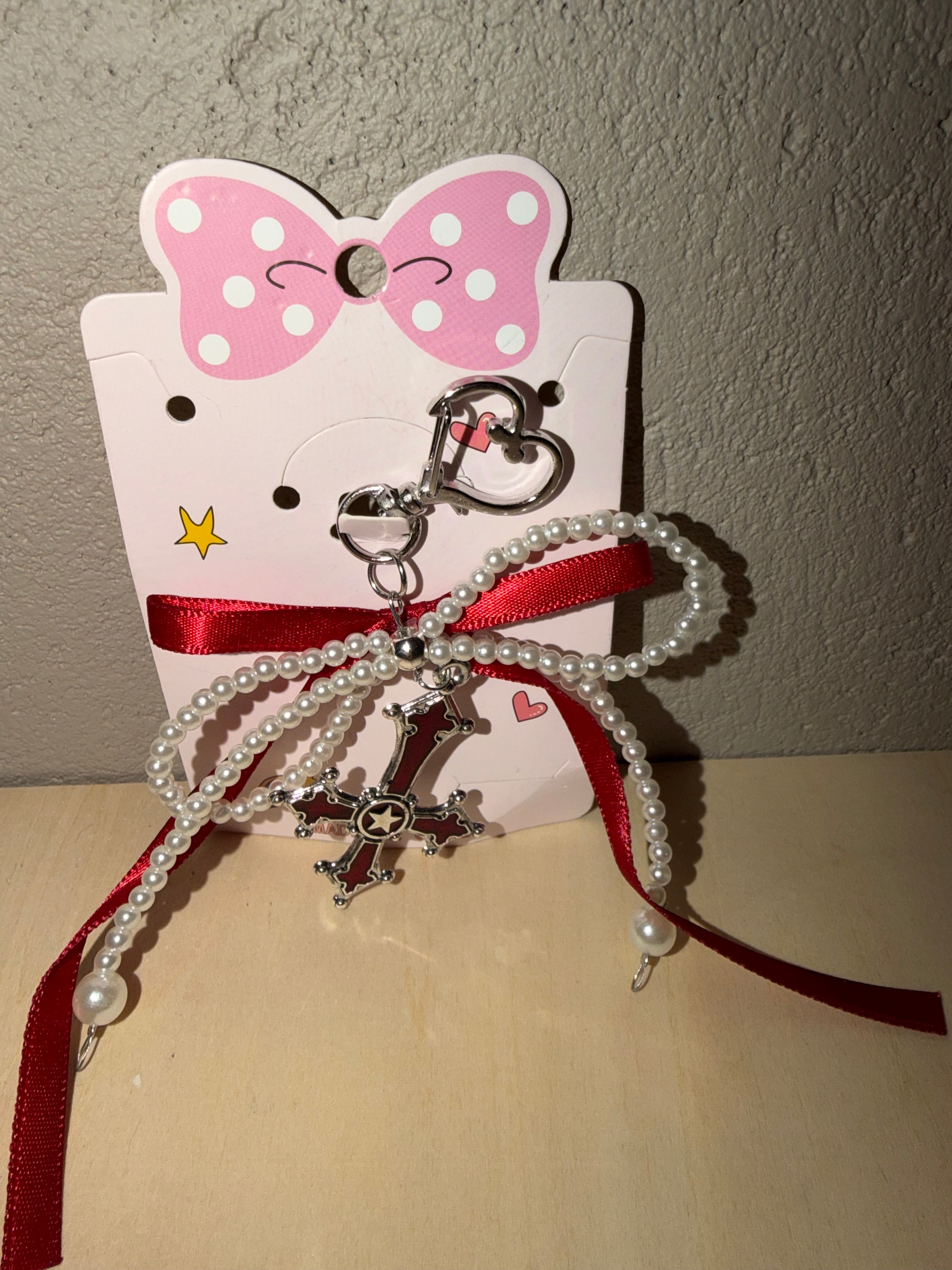 Raudt kors med perlesløyfe