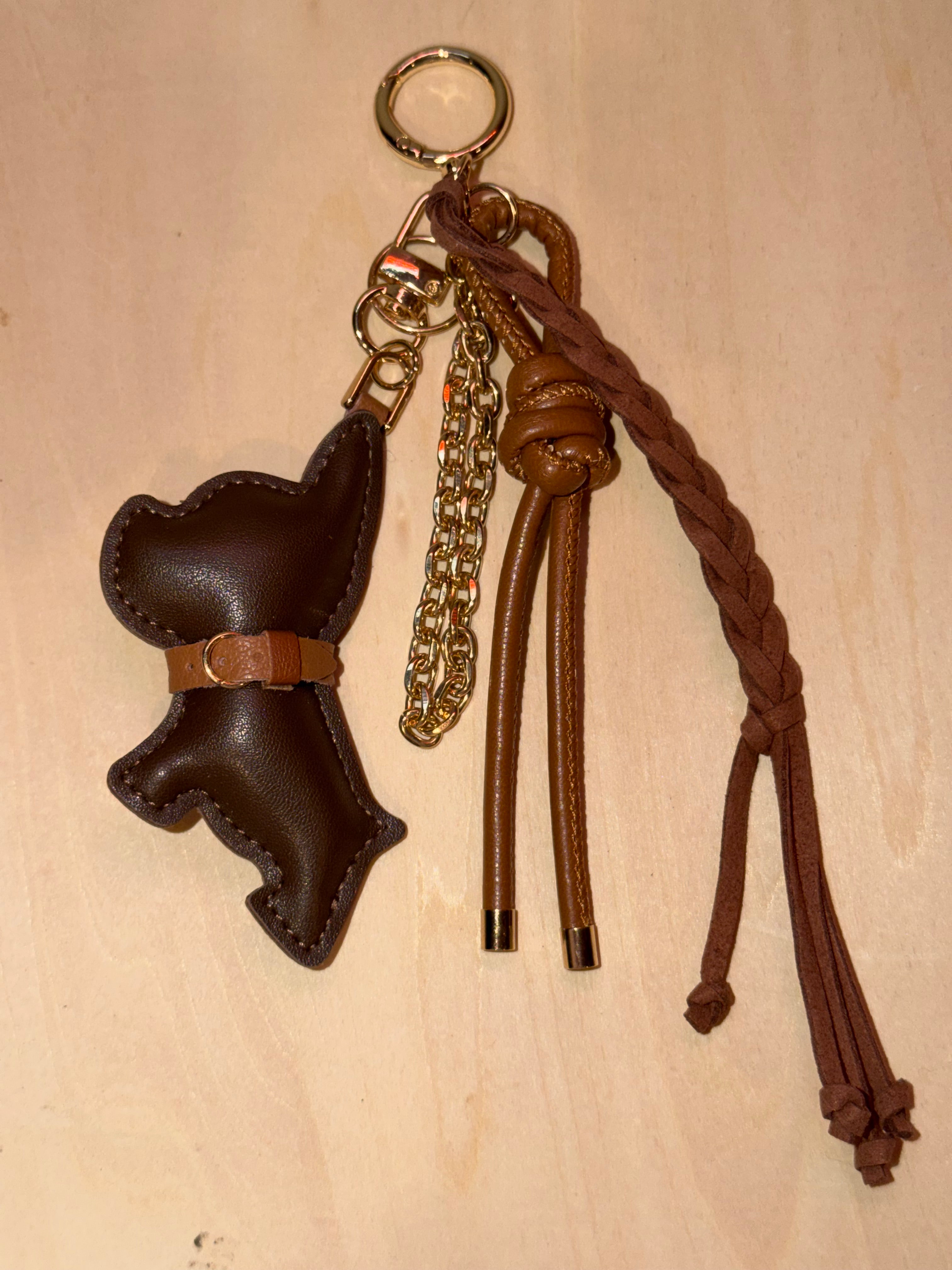 Hund med fletta PU skinnreimer