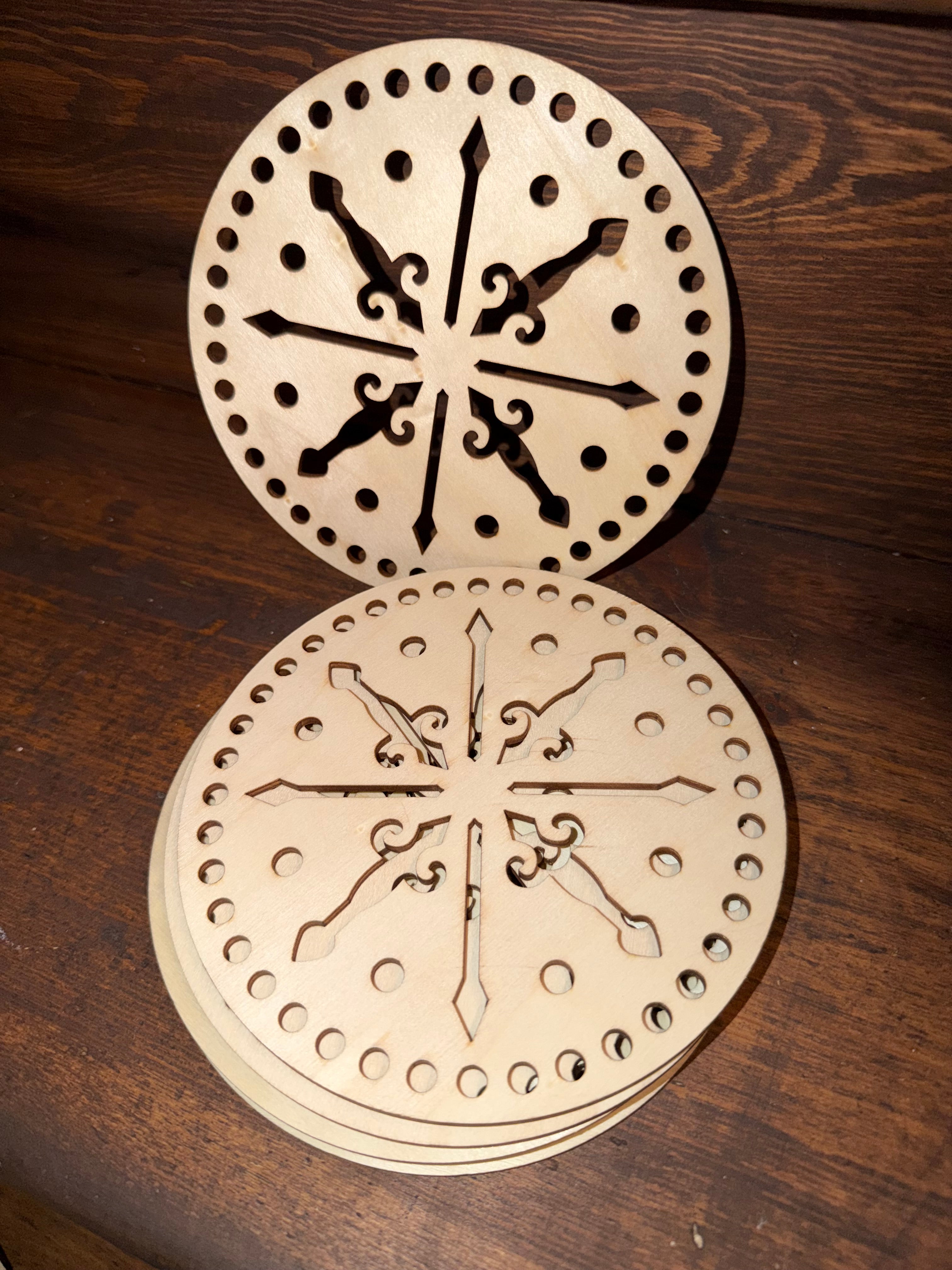 Runde trebunnar/toppar med motiv 15 cm