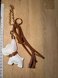 Liten terrier veskecharm med fletta PU skinnreimer
