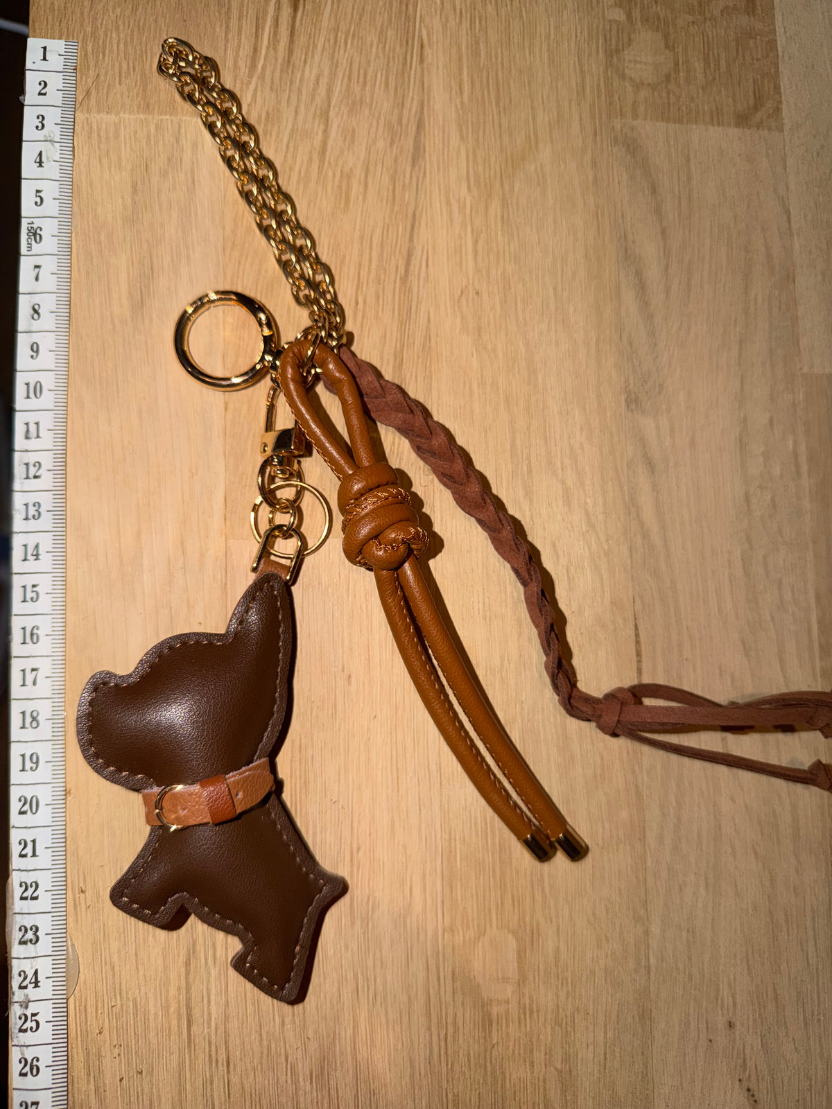 Liten terrier veskecharm med fletta PU skinnreimer