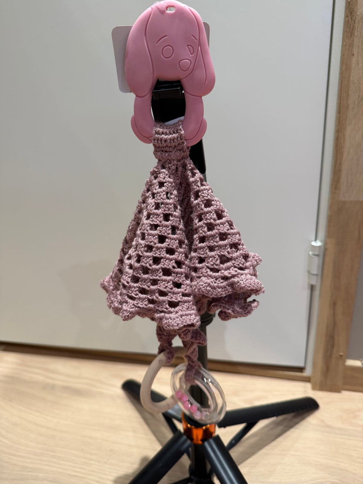 Koseklut med rangler og bitering frå Go Handmade