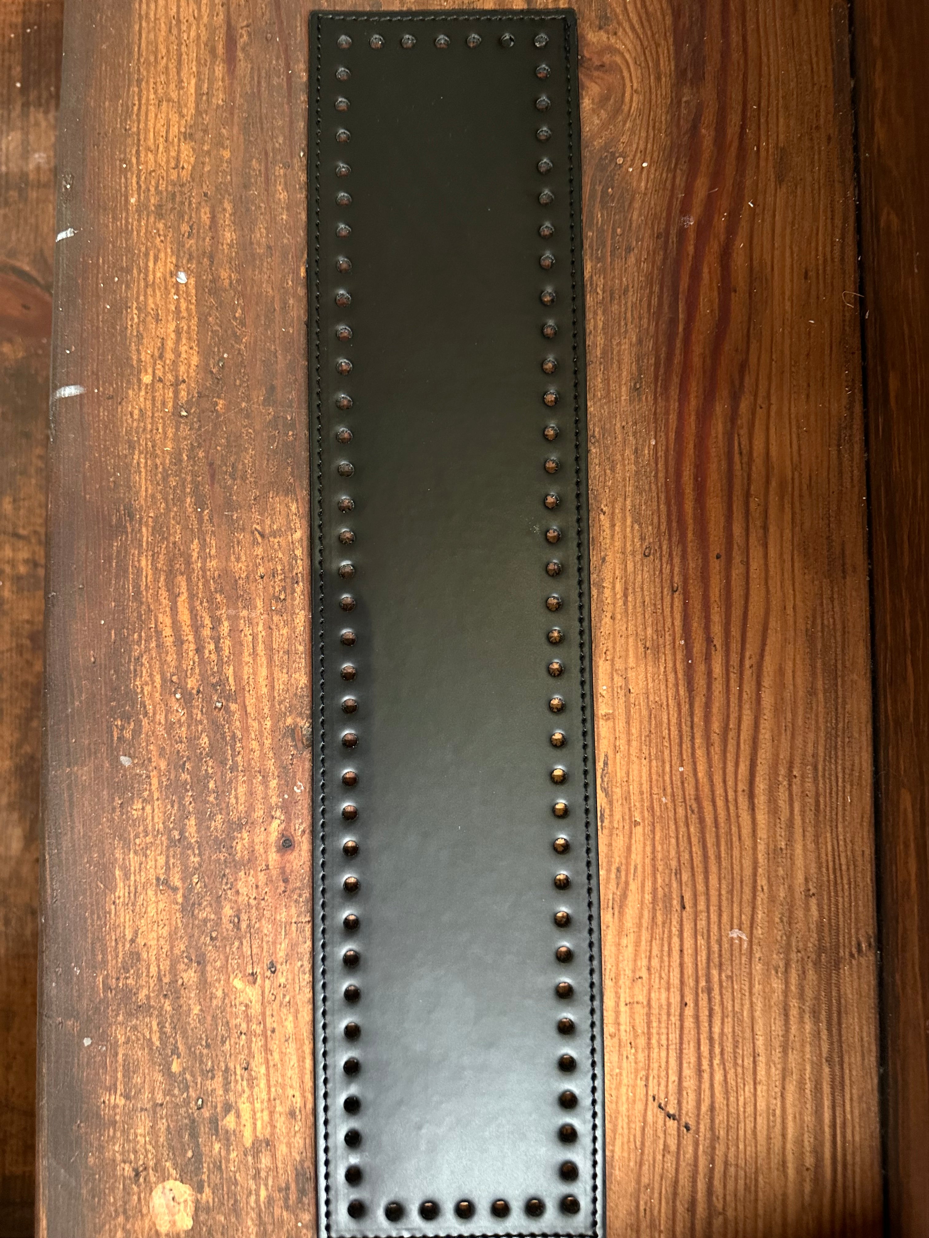 Lær- og skinnbunnar til vesker og korger