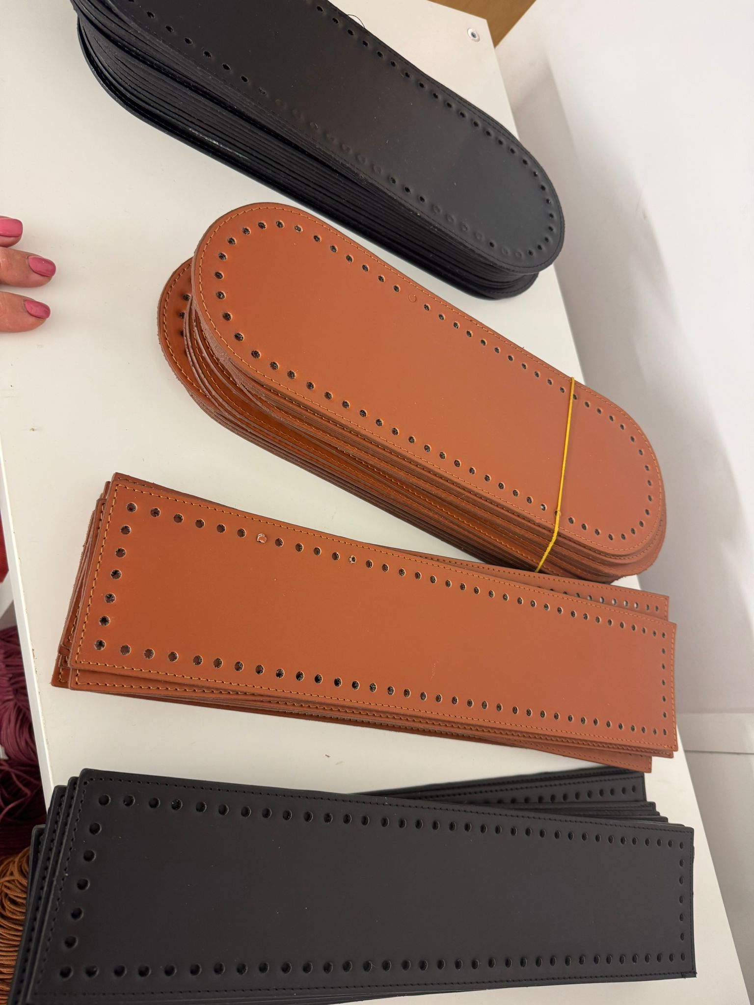 Lær- og skinnbunnar til vesker og korger